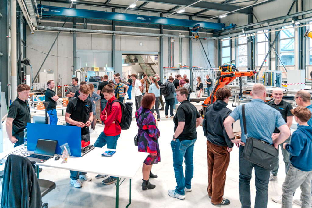 Die Industrienacht bot am 24. April 2026 spannende Einblicke in die regionale Wirtschaft. Wir waren direkt vor Ort, um diesen erfolgreichen Grossanlass visuell zu begleiten. Mit professionellen Foto- und Videoaufnahmen – von den Betriebsrundgängen bis in die Markthalle – haben wir die einzigartige Atmosphäre eingefangen und machen die Innovationskraft der Region nachhaltig sichtbar.