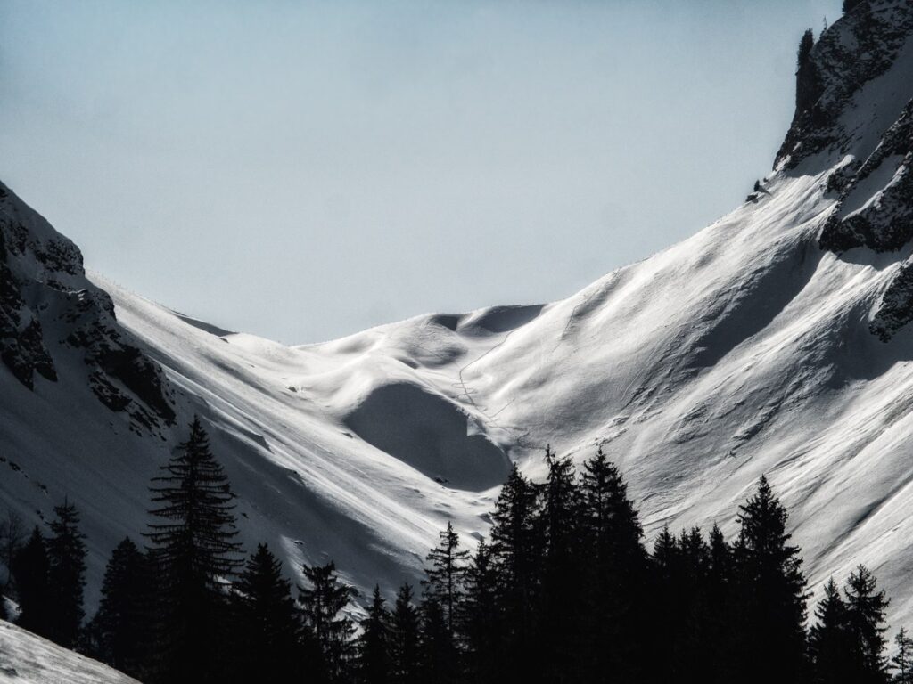 Verschneites Bergtal mit Tannen im Eriz