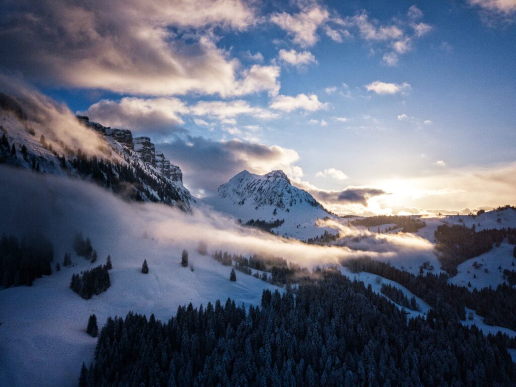 Drohnenaufnahme: Nebel und Abendsonne über dem winterlichen Eriz