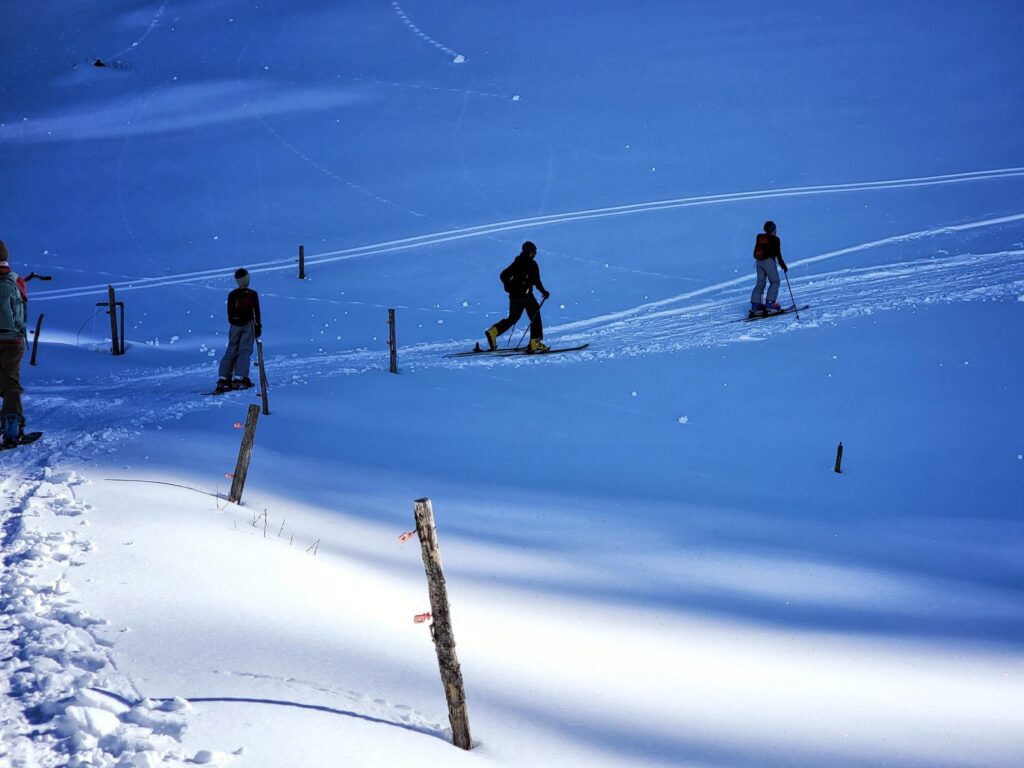 Skitourengänger im verschneiten Eriz